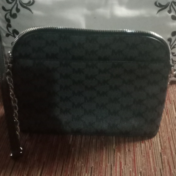 Micheal Kors crossbody handbag - Picture 3 of 5